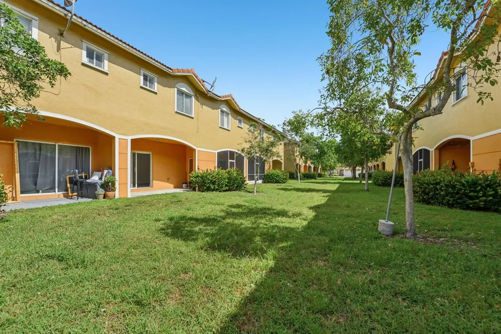 560 St Tropez Lane Margate, FL 33068