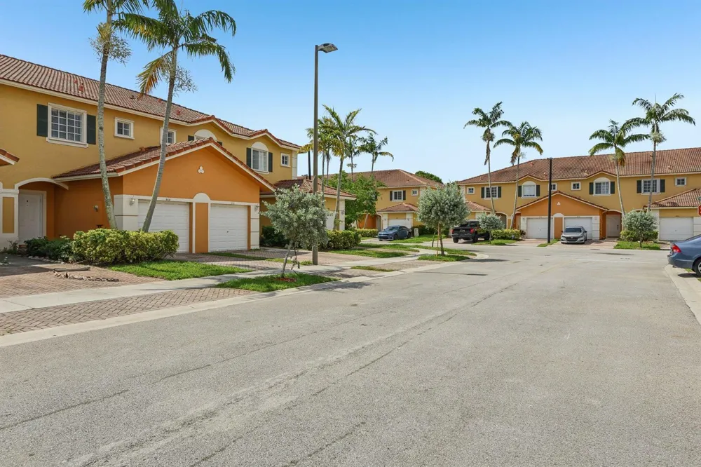 560 St Tropez Lane Margate, FL 33068