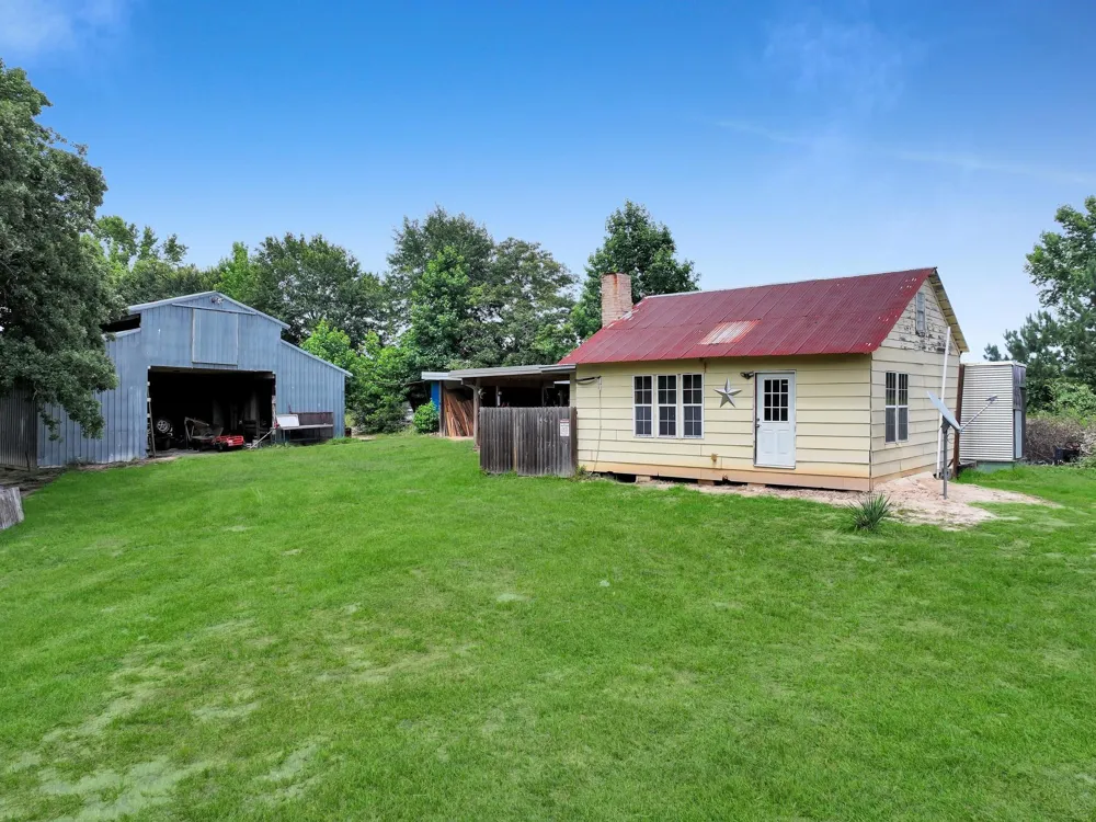8323 County Road 292 Buffalo, TX 75831