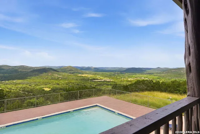 411 S RIDGE DR Concan, TX 78838