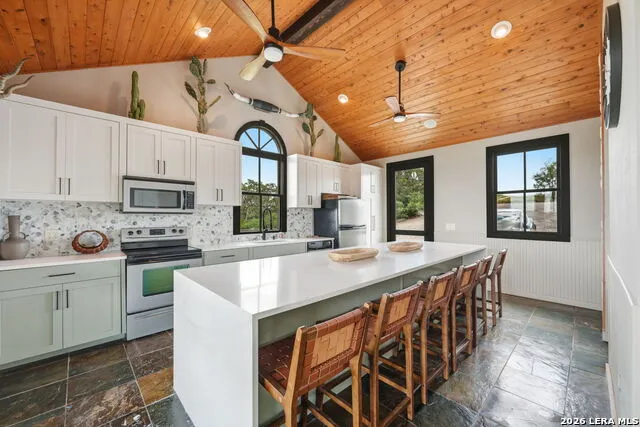 411 S RIDGE DR Concan, TX 78838