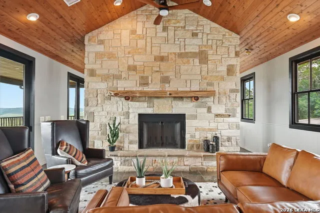 411 S RIDGE DR Concan, TX 78838