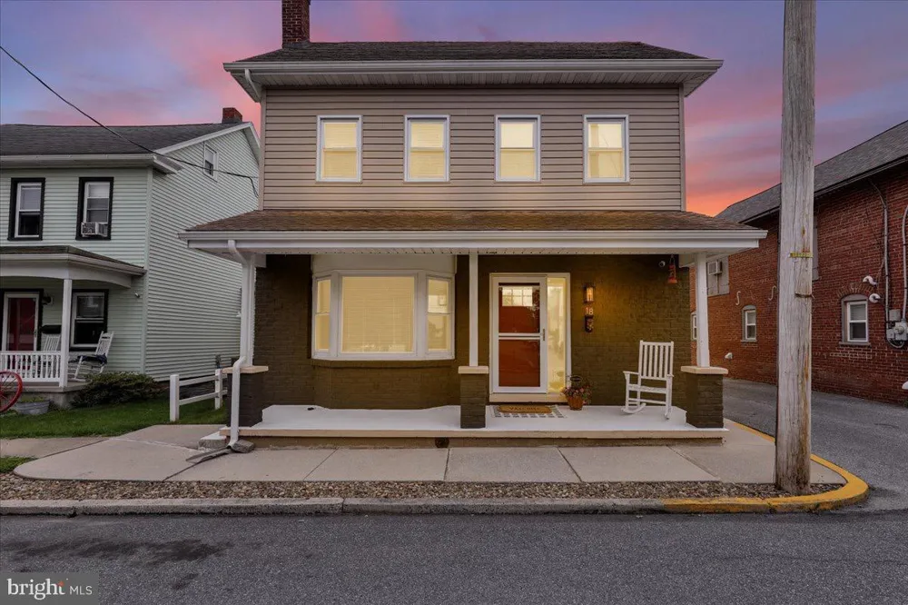 18 E MAPLE STREET Cleona, PA 17042
