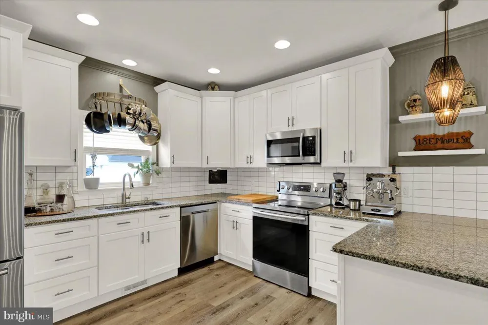 18 E MAPLE STREET Cleona, PA 17042