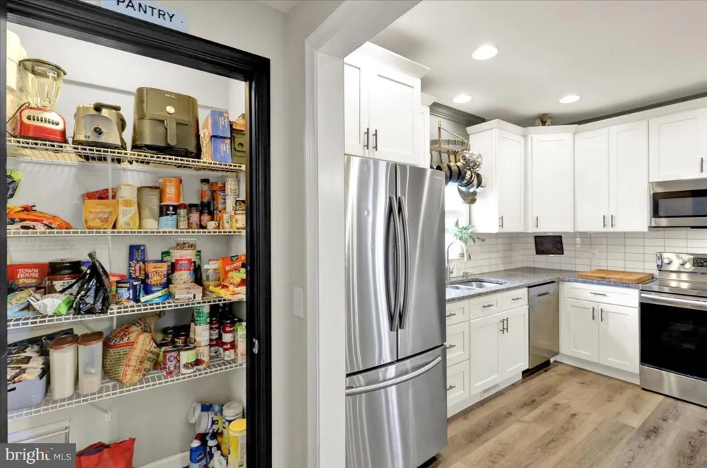18 E MAPLE STREET Cleona, PA 17042