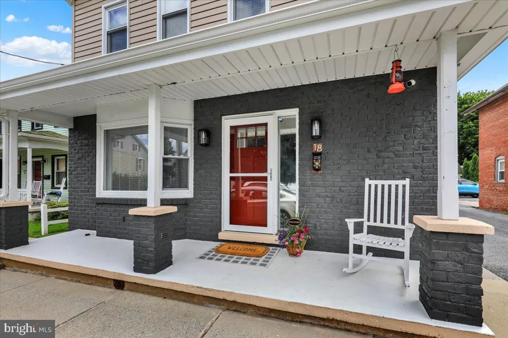 18 E MAPLE STREET Cleona, PA 17042