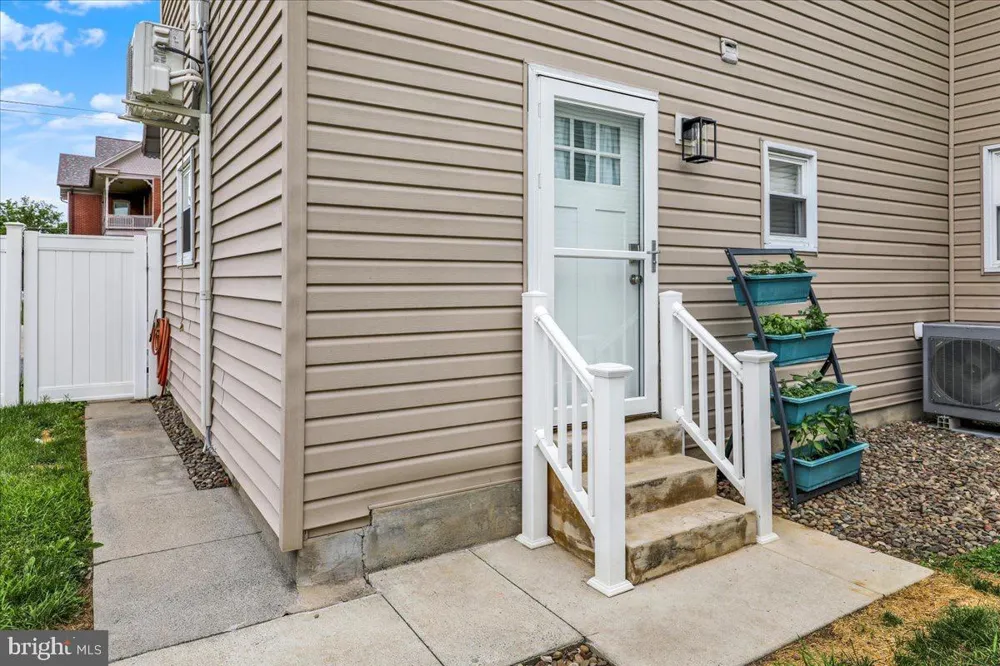 18 E MAPLE STREET Cleona, PA 17042