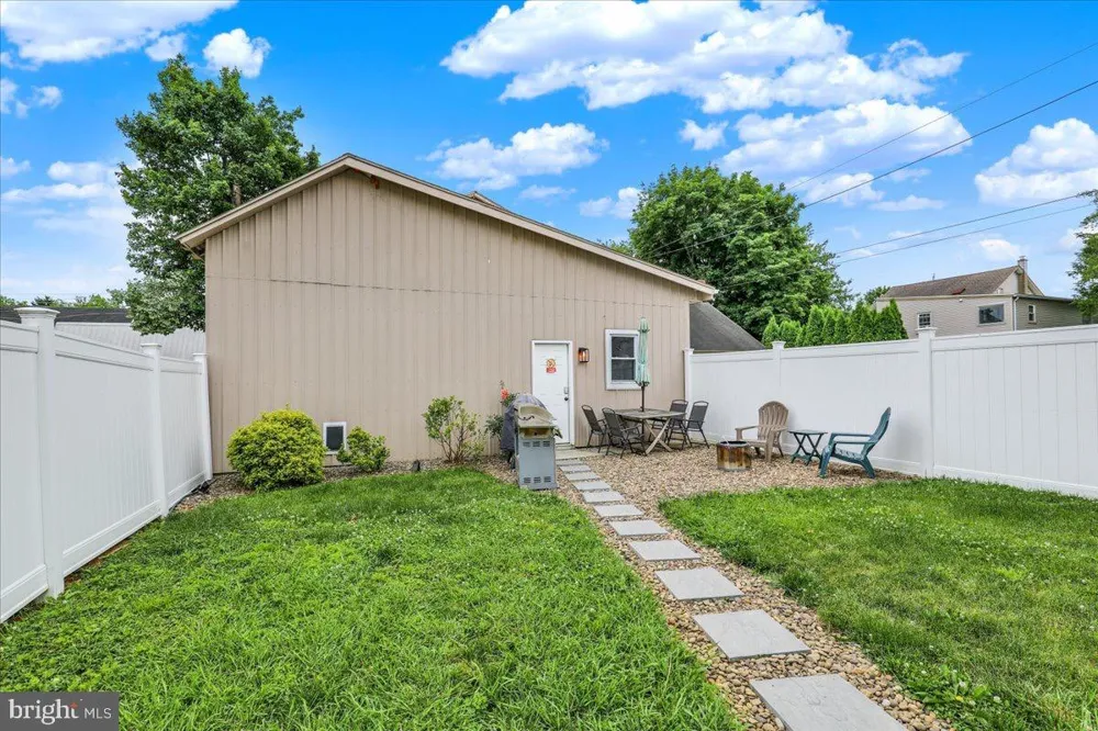 18 E MAPLE STREET Cleona, PA 17042