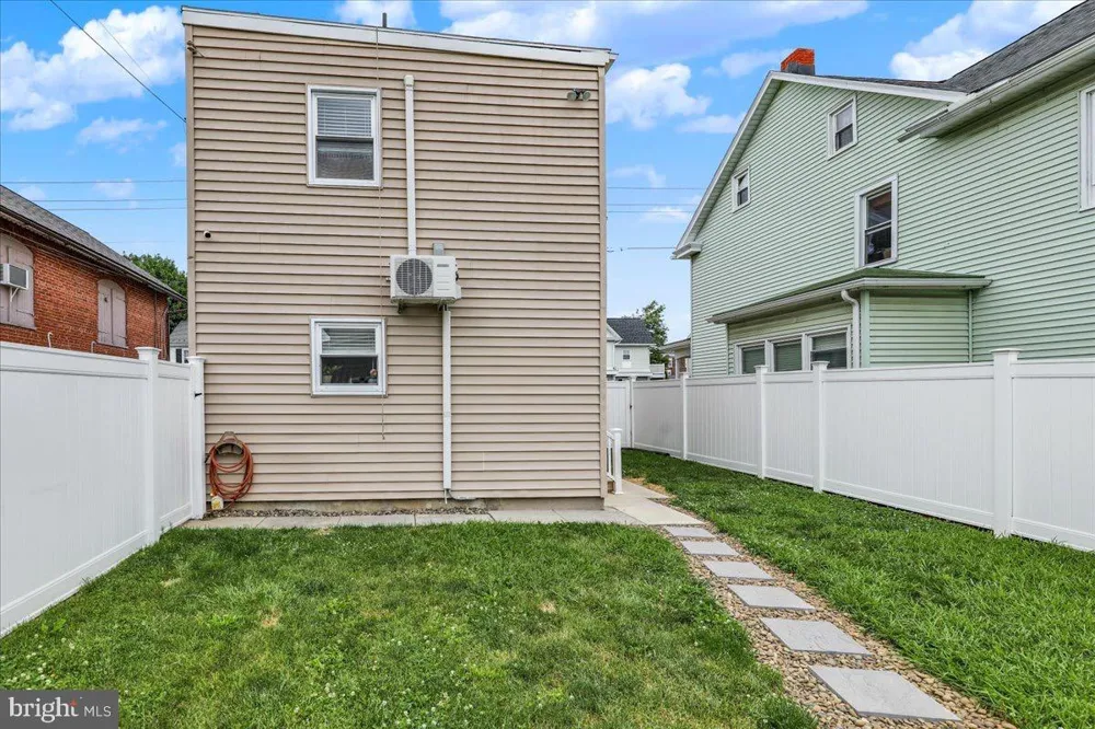 18 E MAPLE STREET Cleona, PA 17042