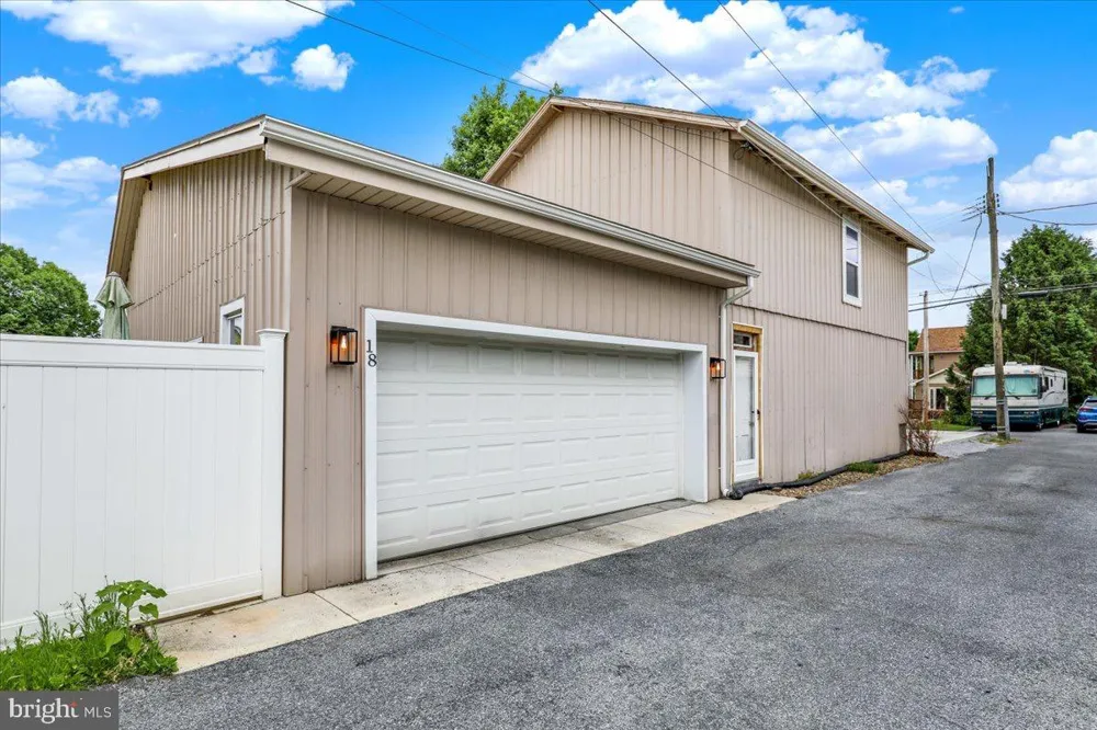18 E MAPLE STREET Cleona, PA 17042