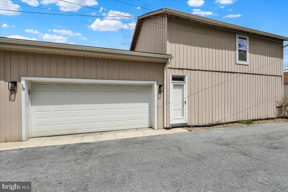 18 E MAPLE STREET Cleona, PA 17042