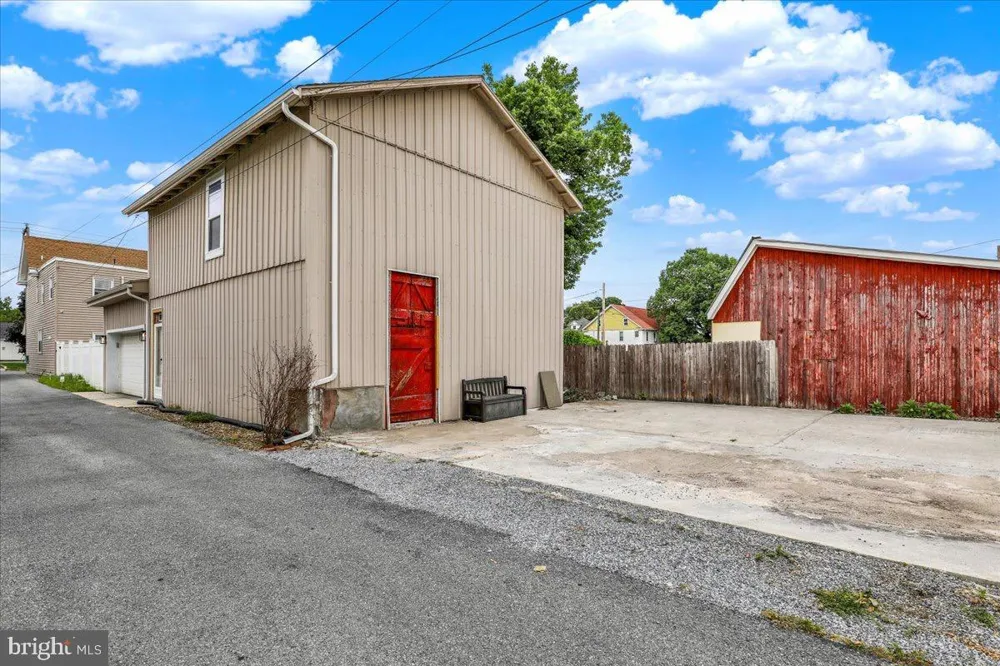 18 E MAPLE STREET Cleona, PA 17042