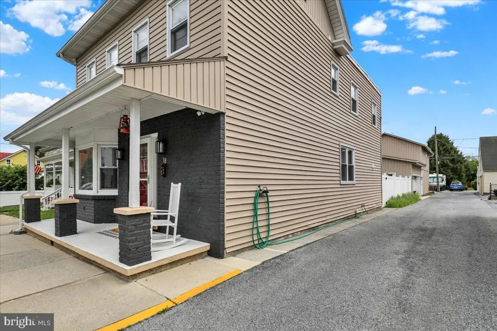 18 E MAPLE STREET Cleona, PA 17042