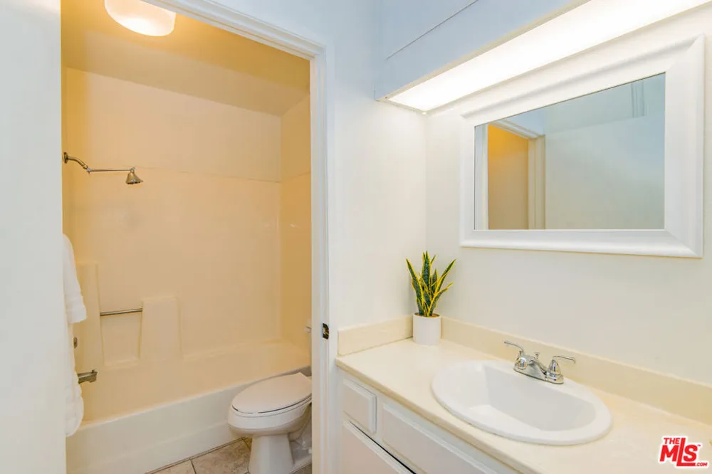 7025 Glade Avenue #24 Canoga Park, CA 91303