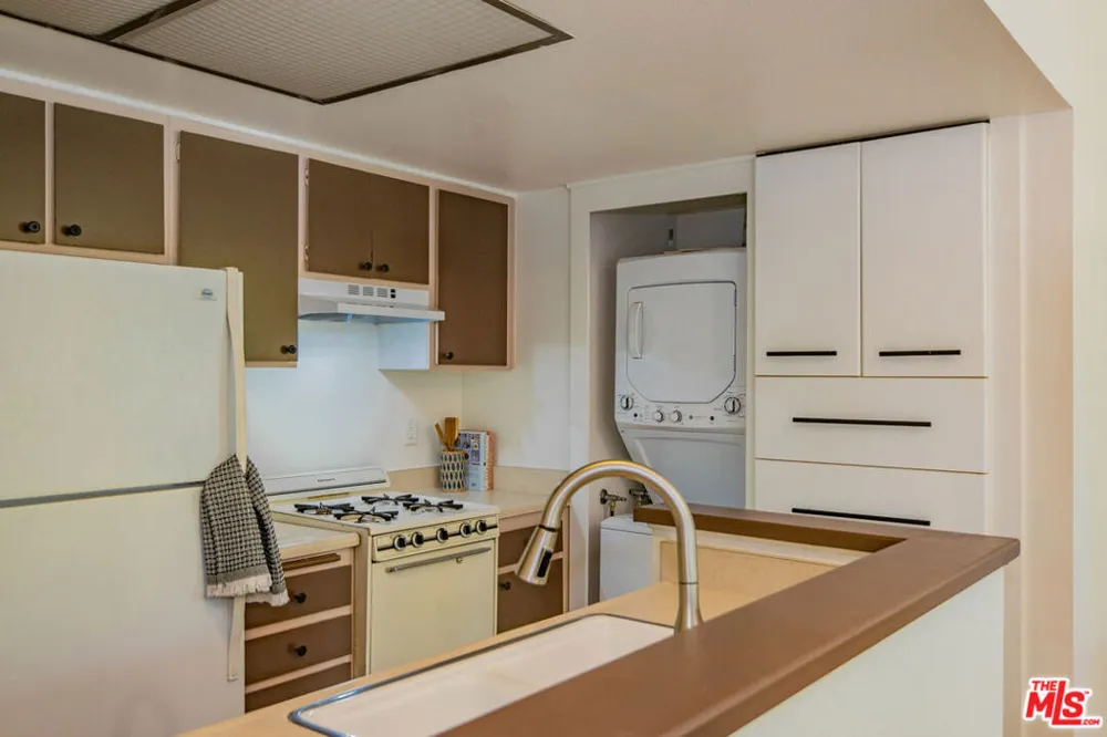 7025 Glade Avenue #24 Canoga Park, CA 91303