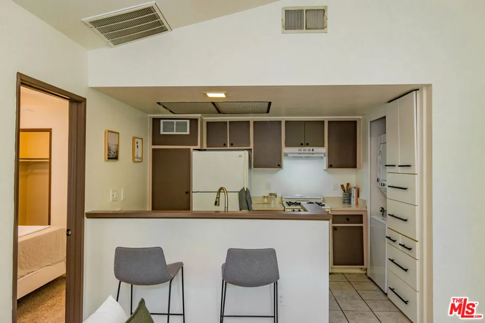 7025 Glade Avenue #24 Canoga Park, CA 91303