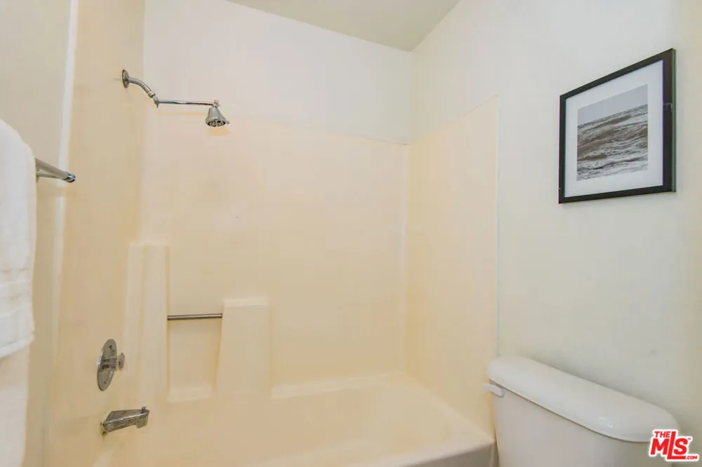 7025 Glade Avenue #24 Canoga Park, CA 91303