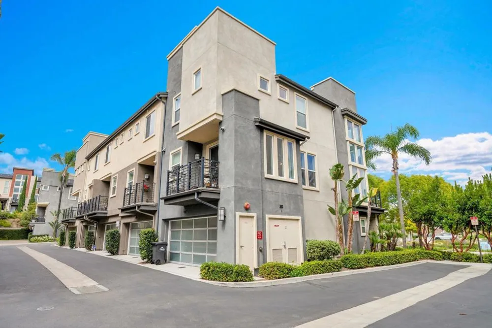 2432 Via Alta San Diego, CA 92108