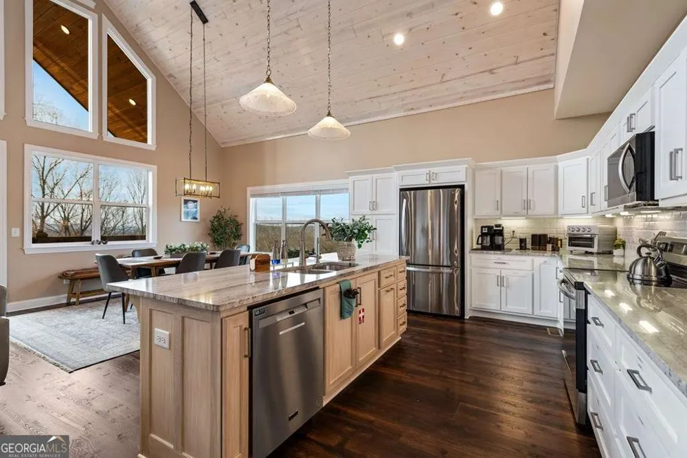 1016 Twisted Oak RD Talking Rock, GA 30175