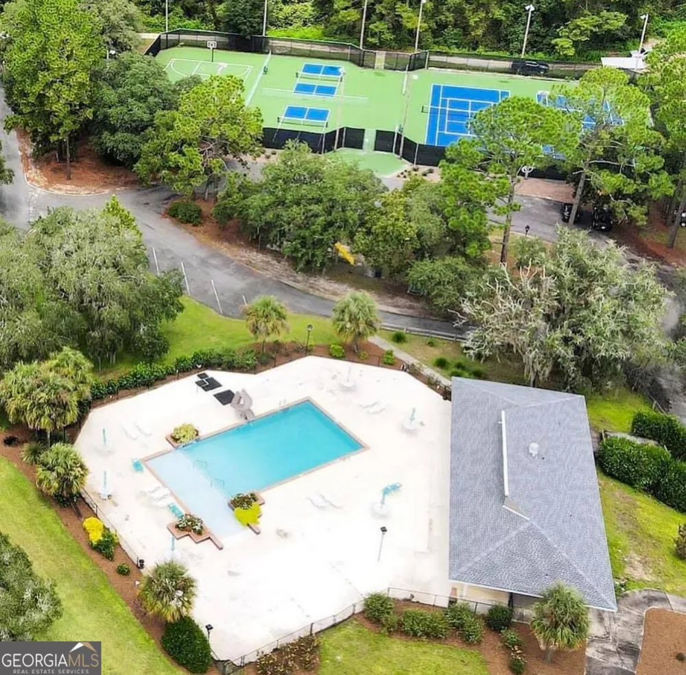 6005 & 6007 Tree Top LN Blackshear, GA 31516