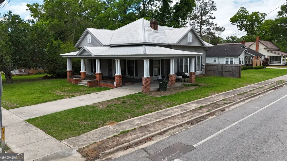 212 N Caswell Glennville, GA 30427