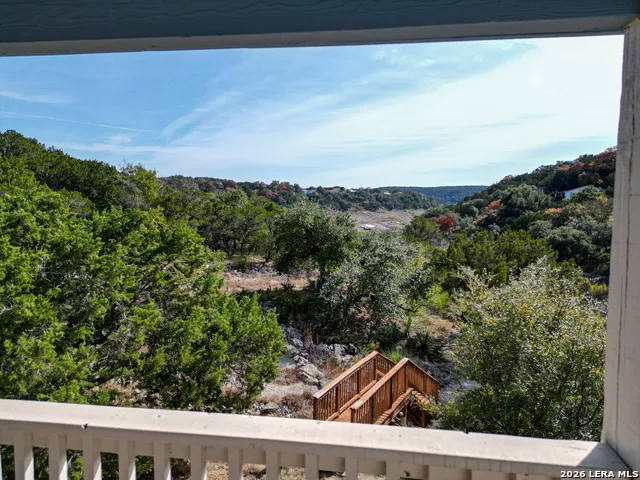 282 Hill Top Ln Lakehills, TX 78063