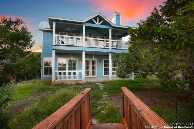 282 Hill Top Ln Lakehills, TX 78063