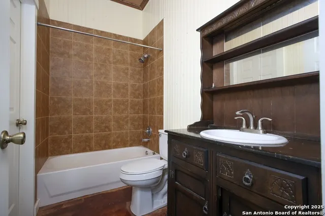 282 Hill Top Ln Lakehills, TX 78063