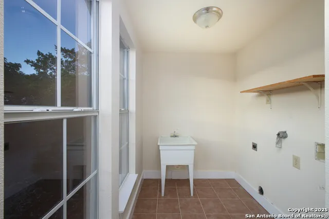 282 Hill Top Ln Lakehills, TX 78063