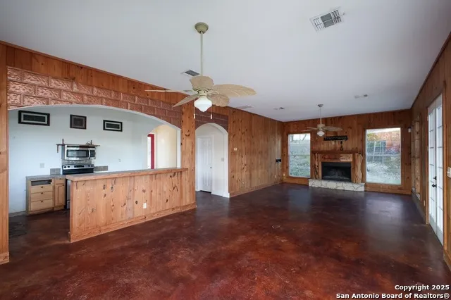 282 Hill Top Ln Lakehills, TX 78063