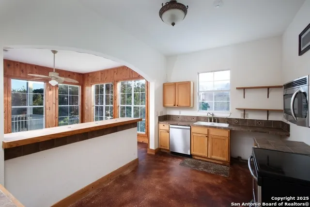 282 Hill Top Ln Lakehills, TX 78063