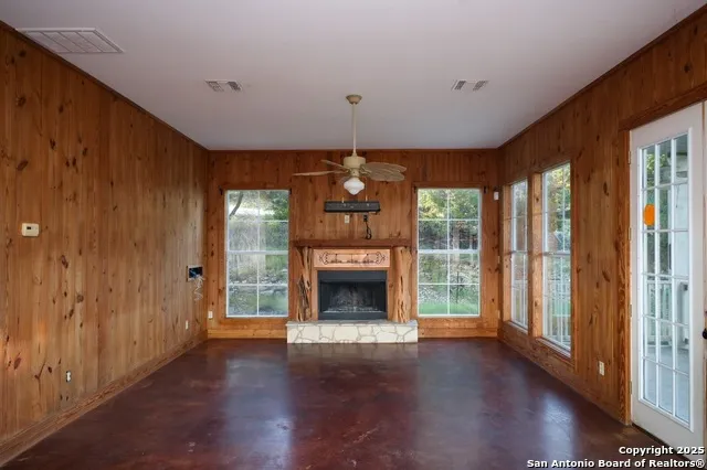 282 Hill Top Ln Lakehills, TX 78063