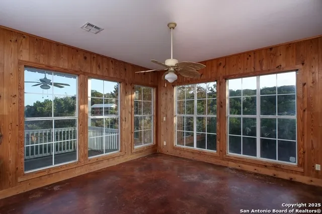 282 Hill Top Ln Lakehills, TX 78063