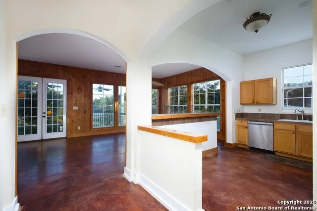 282 Hill Top Ln Lakehills, TX 78063