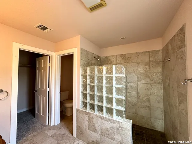 282 Hill Top Ln Lakehills, TX 78063
