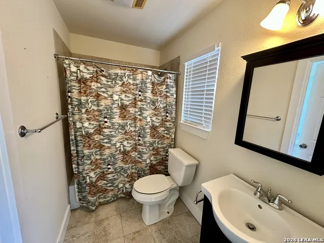 282 Hill Top Ln Lakehills, TX 78063