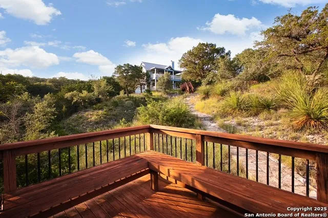 282 Hill Top Ln Lakehills, TX 78063