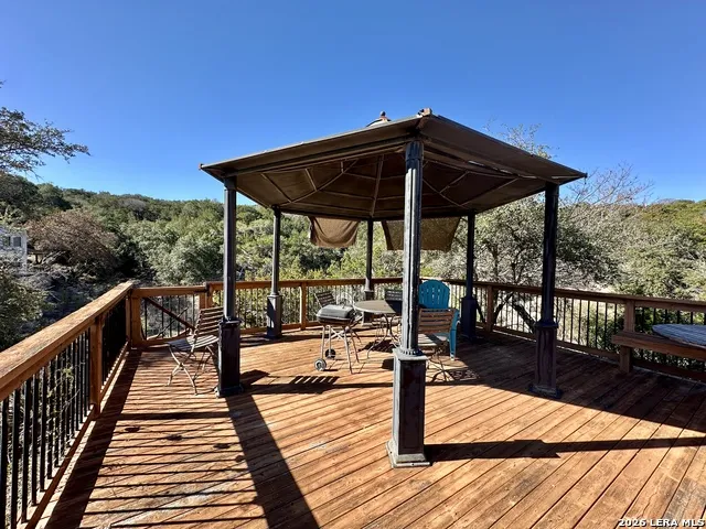 282 Hill Top Ln Lakehills, TX 78063
