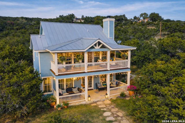 282 Hill Top Ln Lakehills, TX 78063
