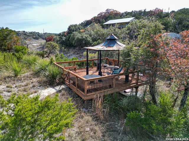 282 Hill Top Ln Lakehills, TX 78063