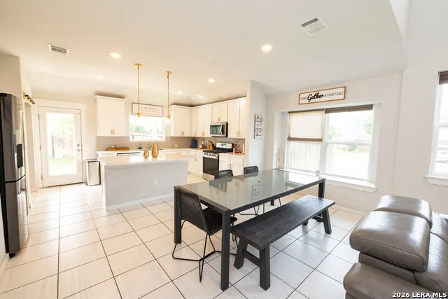 5127 WELLS PARK Marion, TX 78124