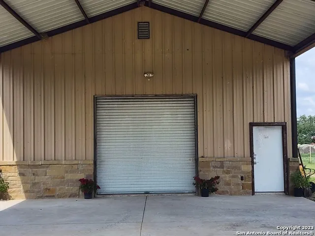 1208 COUNTY ROAD 317 La Vernia, TX 78121