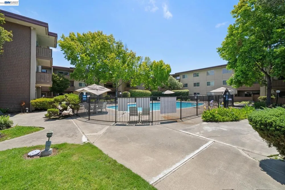 1327 Webster St #B106 Alameda, CA 94501