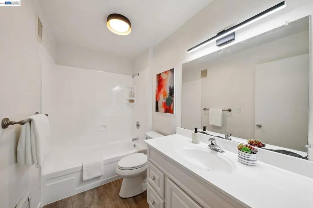 1327 Webster St #B106 Alameda, CA 94501