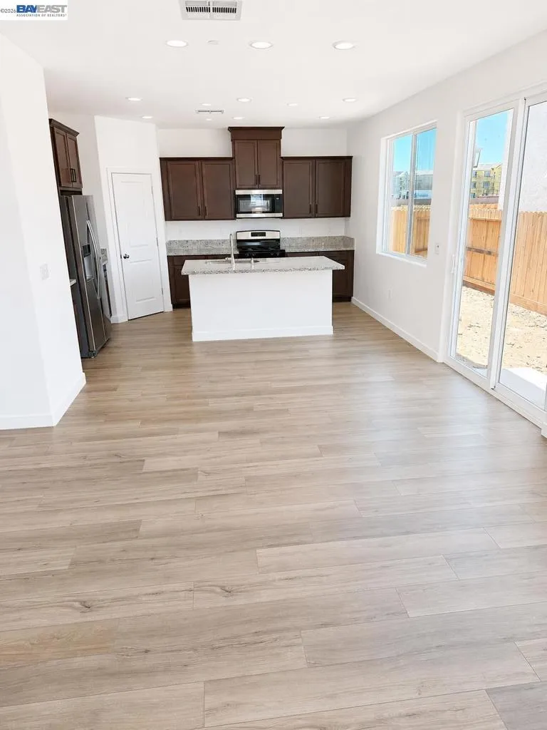 1392 Leonhardt Loop Lincoln, CA 95648