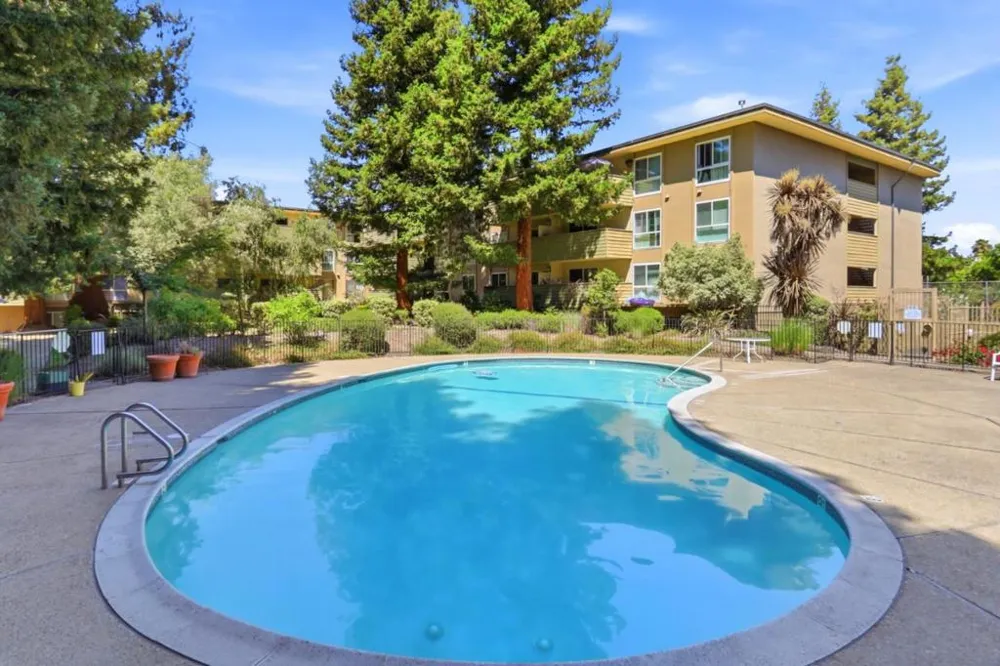 1033 Crestview Drive #110 Mountain View, CA 94040