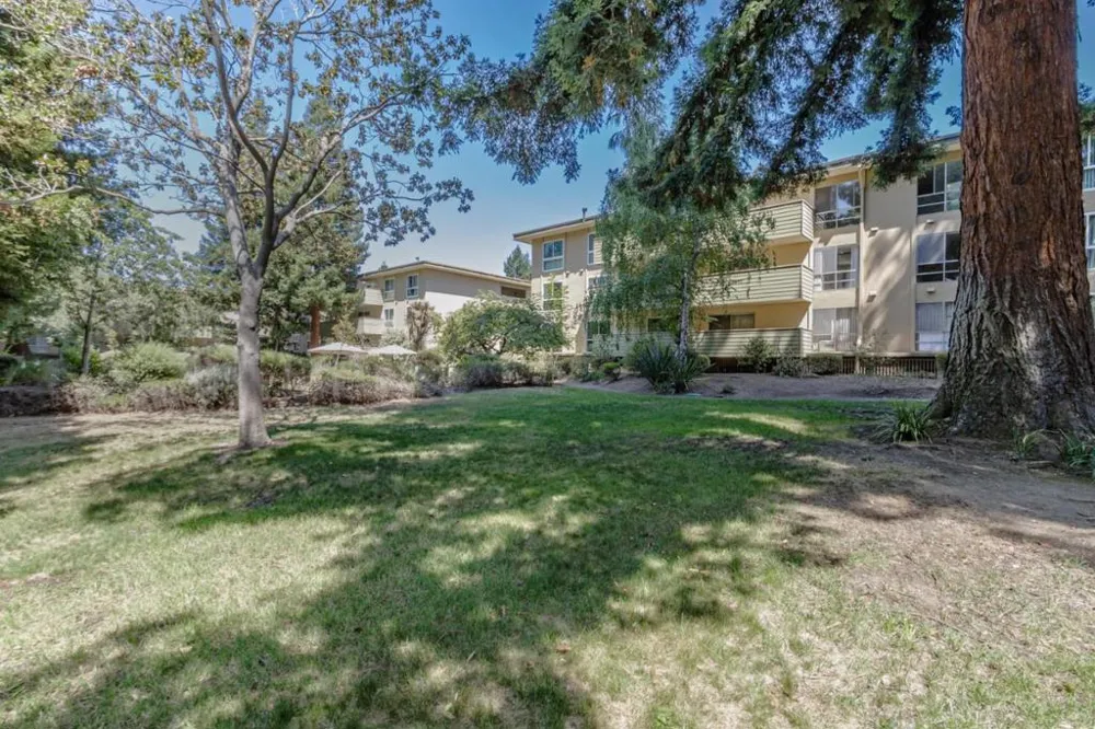 1033 Crestview Drive #110 Mountain View, CA 94040