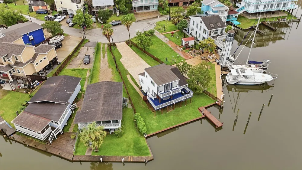 22 Tindel Street Kemah, TX 77565