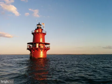 MIDDLE GROUND LIGHTHOUSE