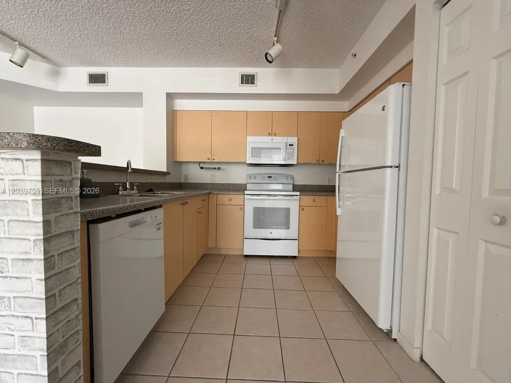 8050 Nob Hill Rd #105 Tamarac, FL 33321